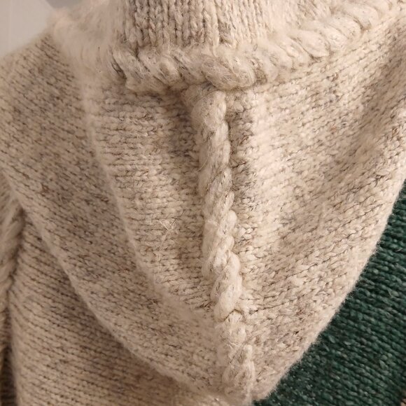 Hudson Bay Shawl Wrap - Picture 5 of 11